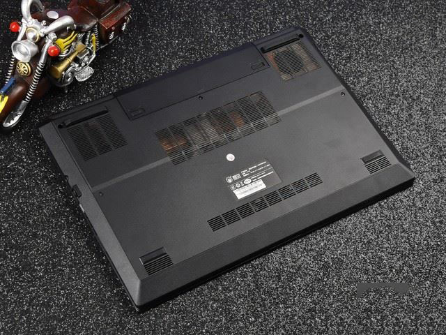 搭載桌面級(jí)酷睿i5處理器 吾空17T5游戲本詳細(xì)圖文評測