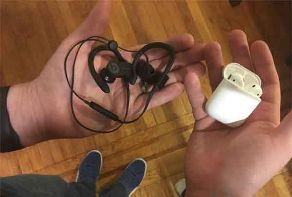 蘋果AirPods對(duì)比Powerbeats3耳機(jī)有什么區(qū)別?