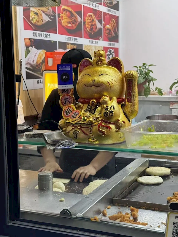鄭州一店把碰一下貼到招財貓上 支付寶：他才是喵機(jī)的爹