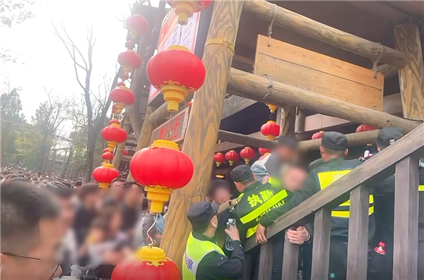 小程序擠崩了！游客高喊退票 開(kāi)封一景區(qū)緊急限流